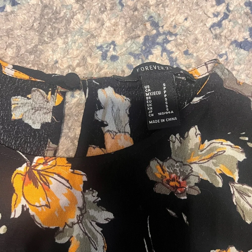 Forever 21 Floral Short Sleeve Blouse – Size Small - Picture 2 of 3